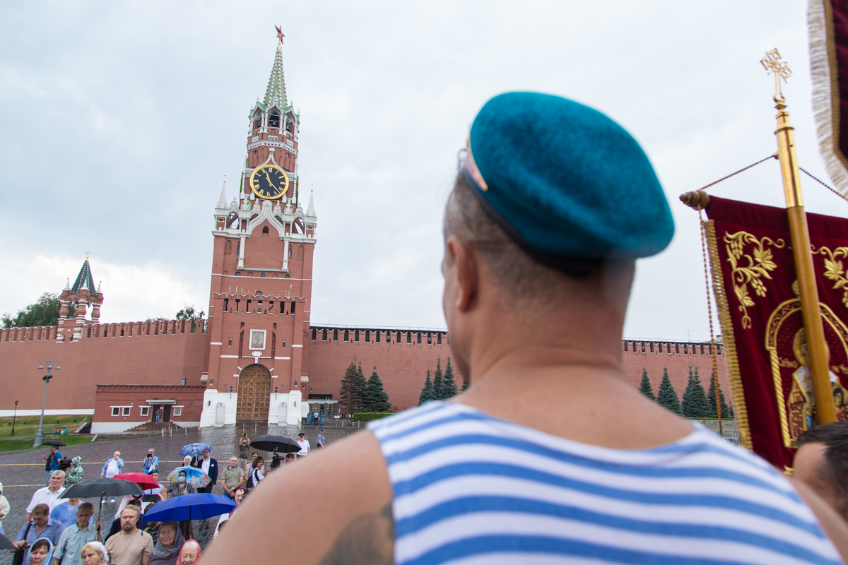 Десантники совершили традиционный крестный ход в Москве в Ильин день