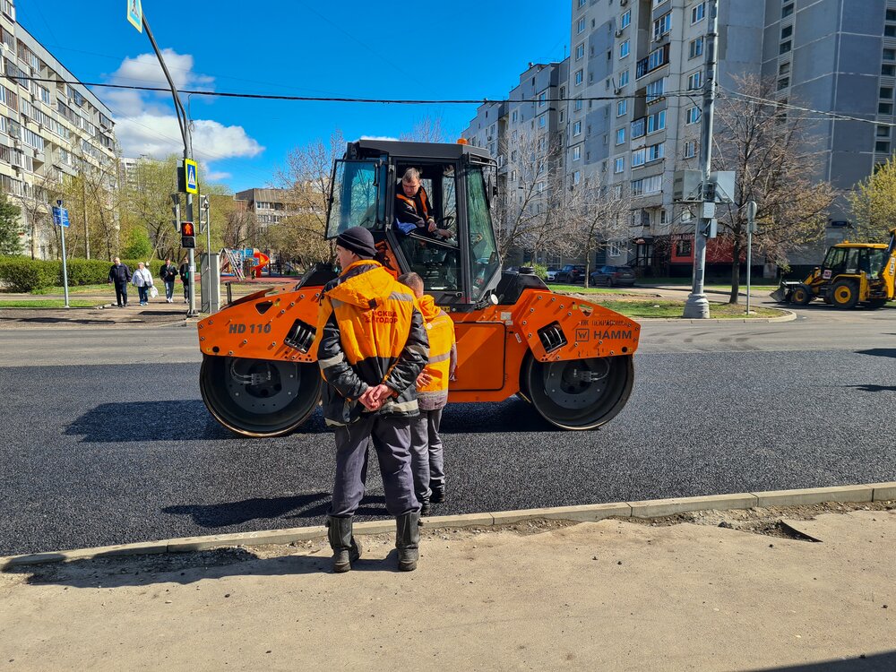 Двое рабочих упали в люк с кипятком на Марьинском бульваре в Москве