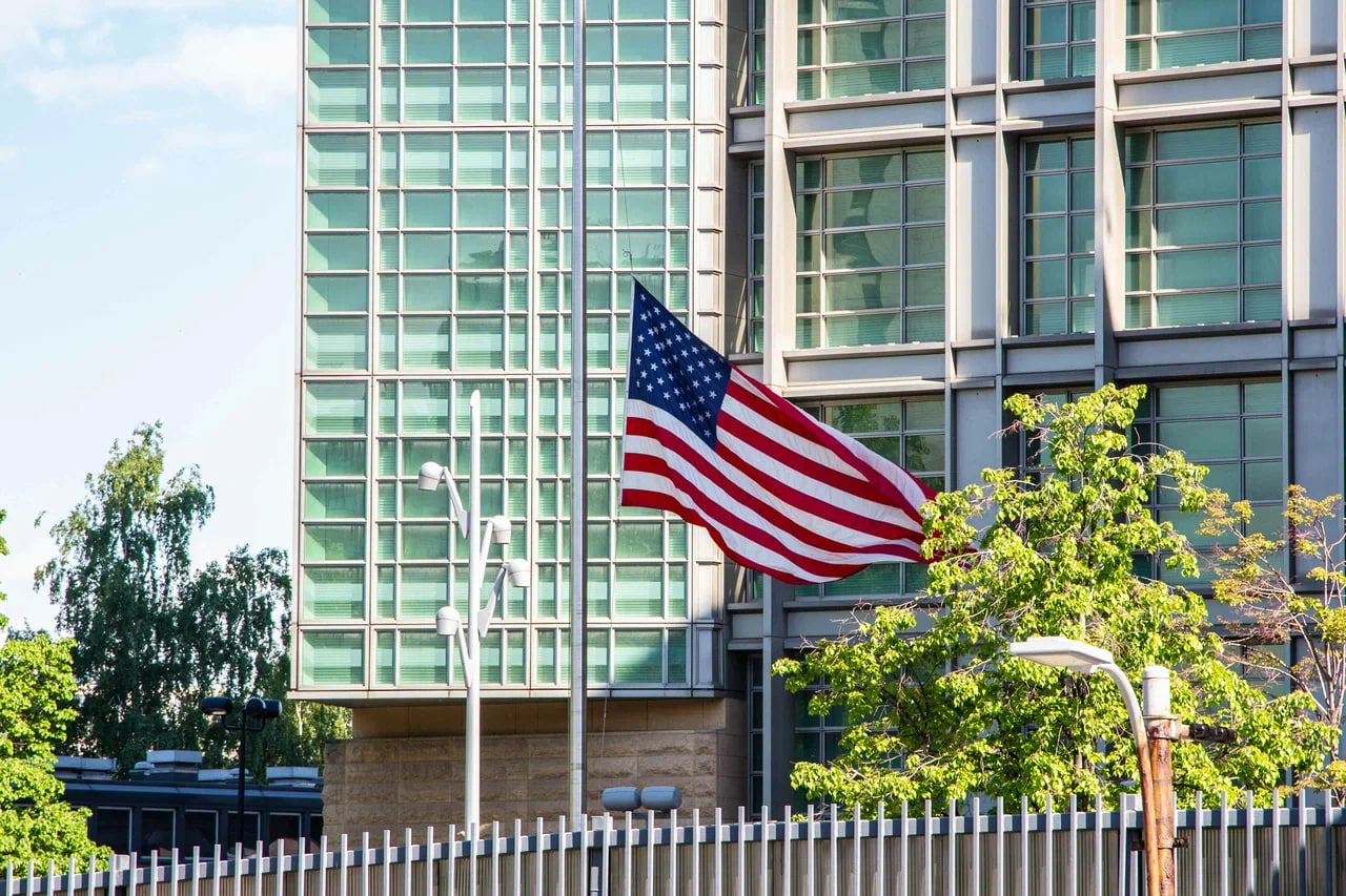 Флаг над посольством США в Москве снова подняли по указанию Трампа