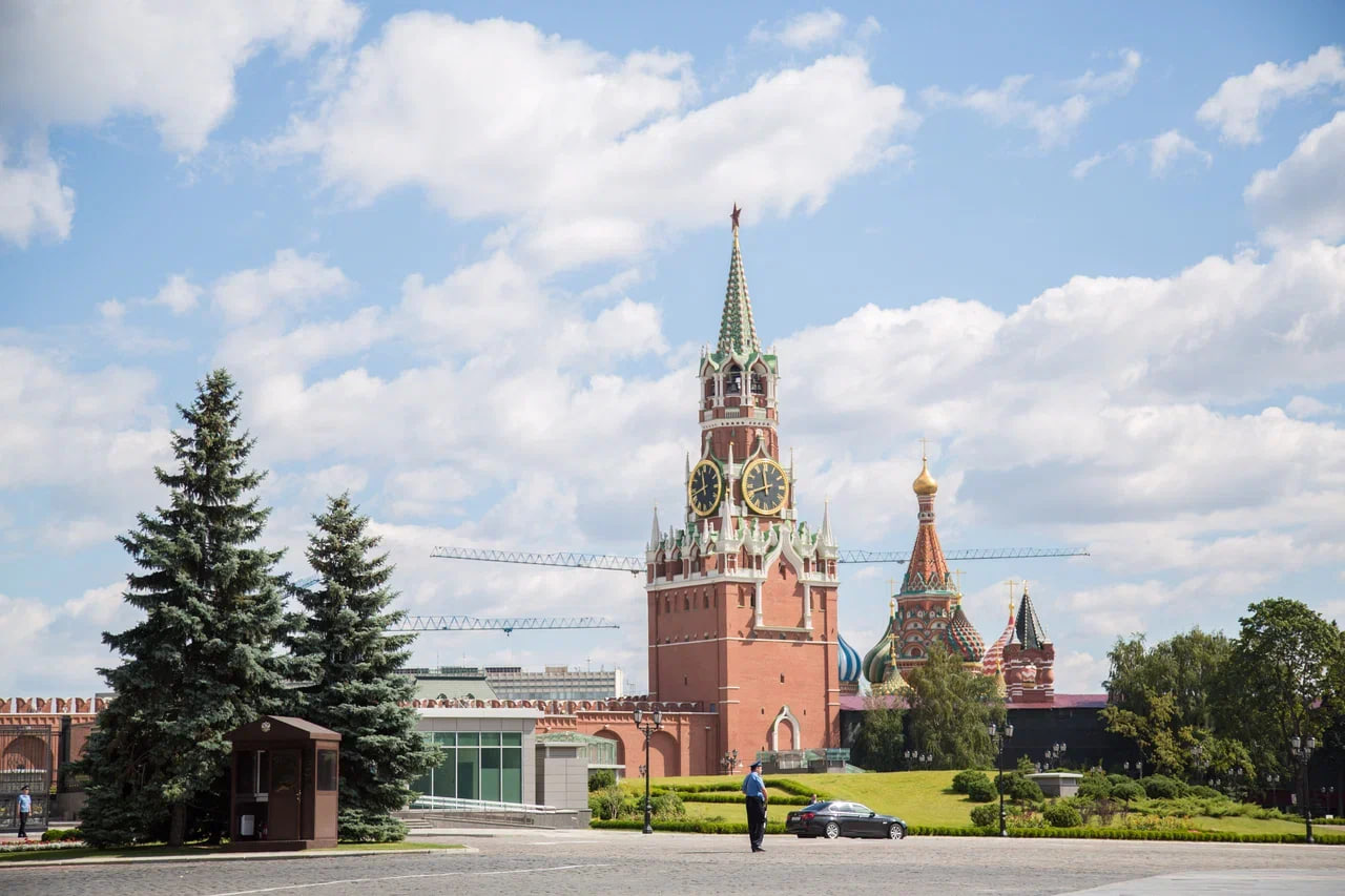 Освобожденные из украинского плена военные ВС РФ прибыли в Москву