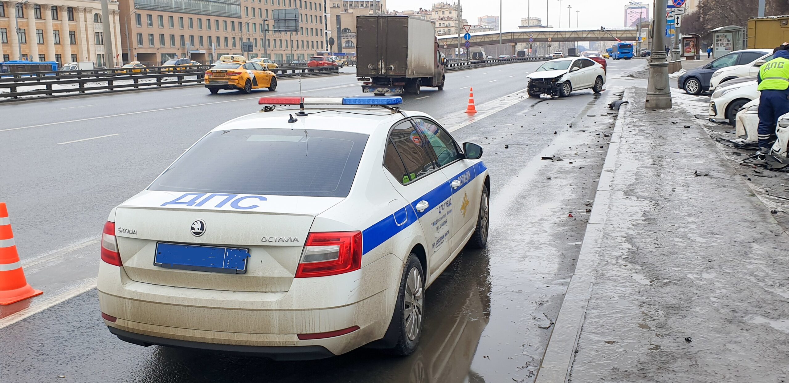 Мосгортранс: пассажиры электробуса не пострадали в аварии в Театральном проезде